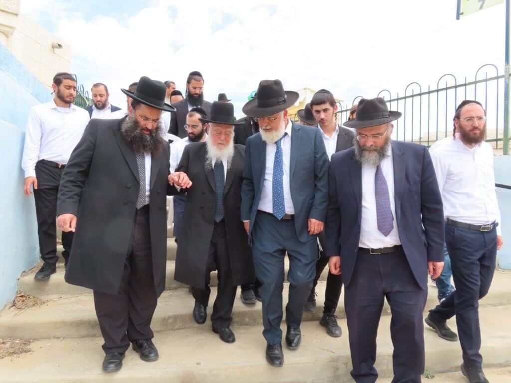 גלריה: באשדוד ציינו את מתן תורה במעמד גניזה מרגש