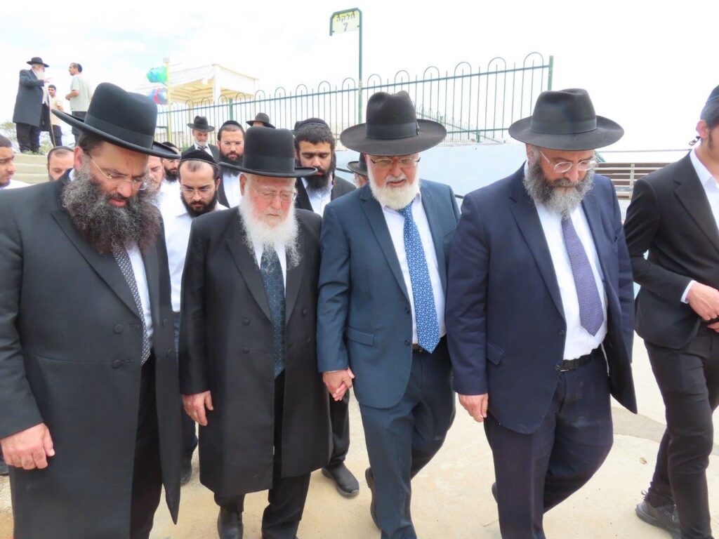 גלריה: באשדוד ציינו את מתן תורה במעמד גניזה מרגש