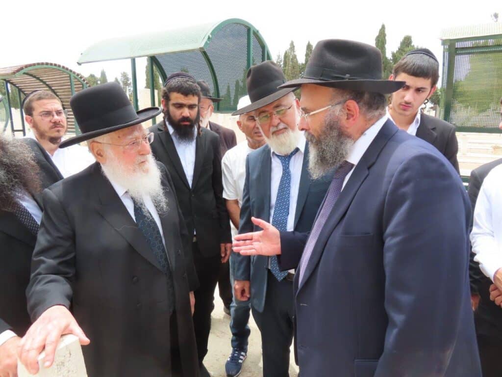 גלריה: באשדוד ציינו את מתן תורה במעמד גניזה מרגש