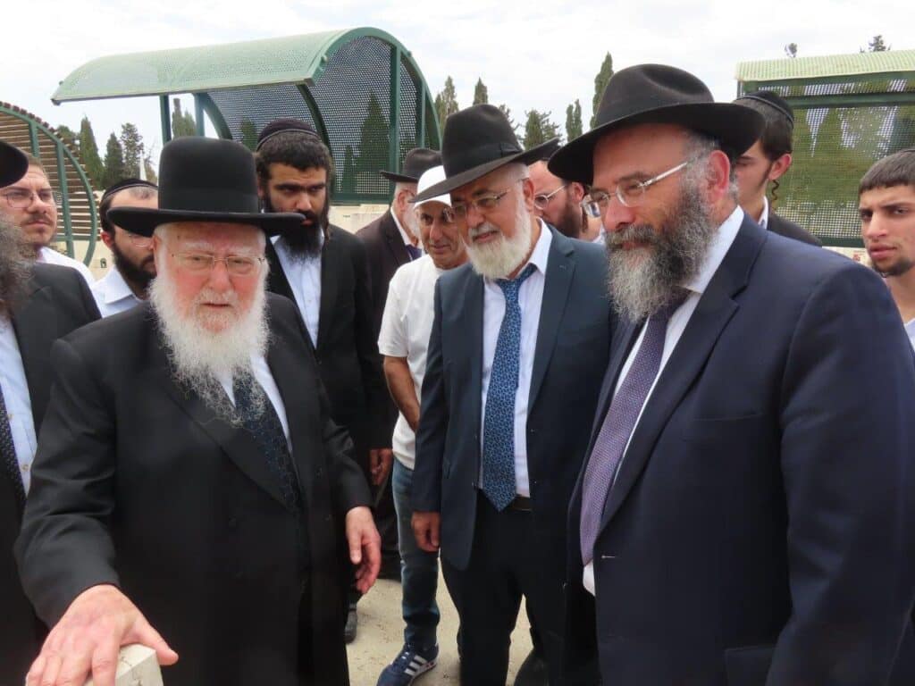 גלריה: באשדוד ציינו את מתן תורה במעמד גניזה מרגש