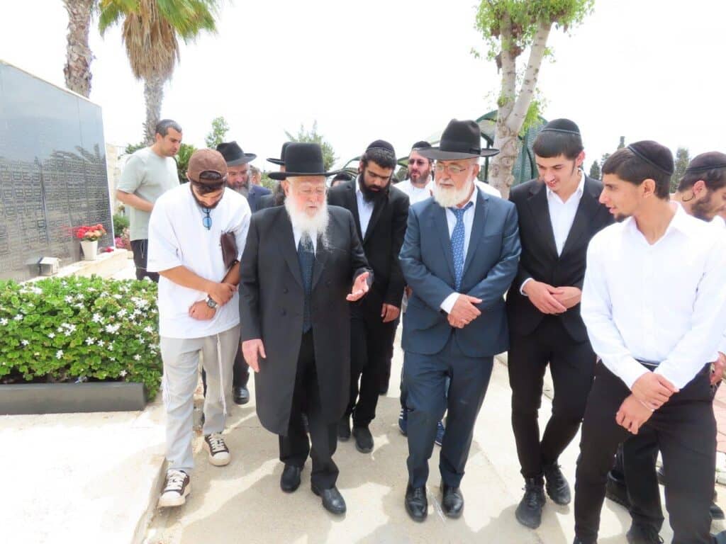 גלריה: באשדוד ציינו את מתן תורה במעמד גניזה מרגש