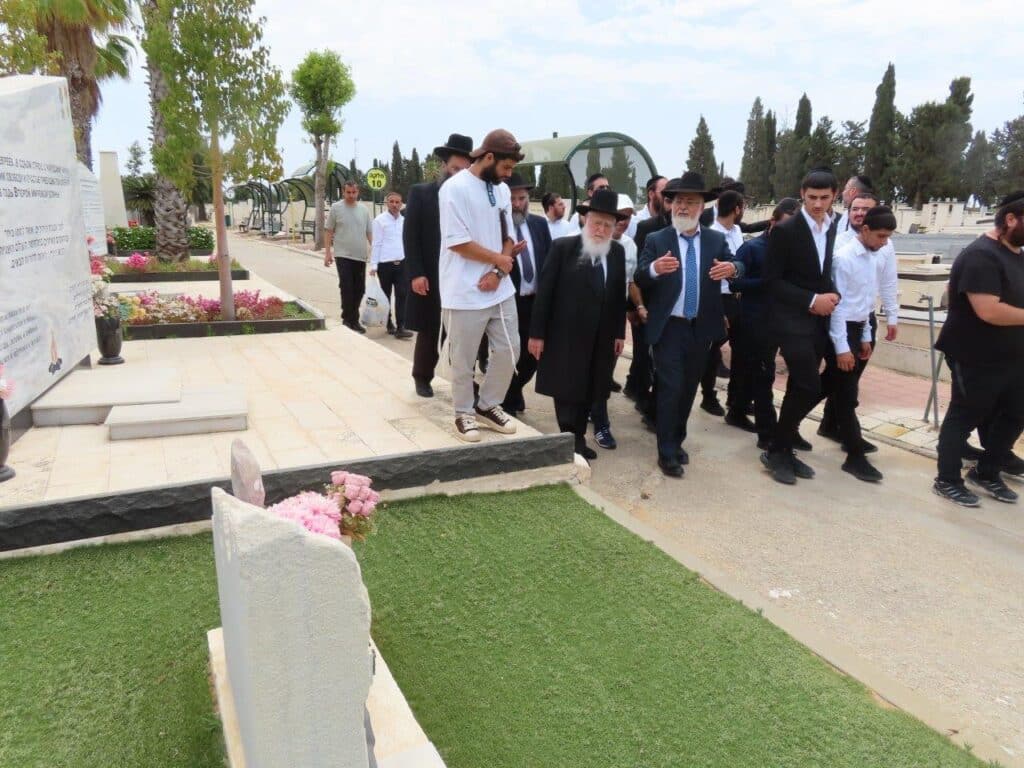 גלריה: באשדוד ציינו את מתן תורה במעמד גניזה מרגש