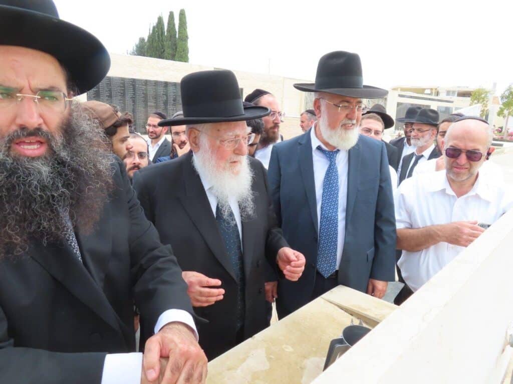 גלריה: באשדוד ציינו את מתן תורה במעמד גניזה מרגש