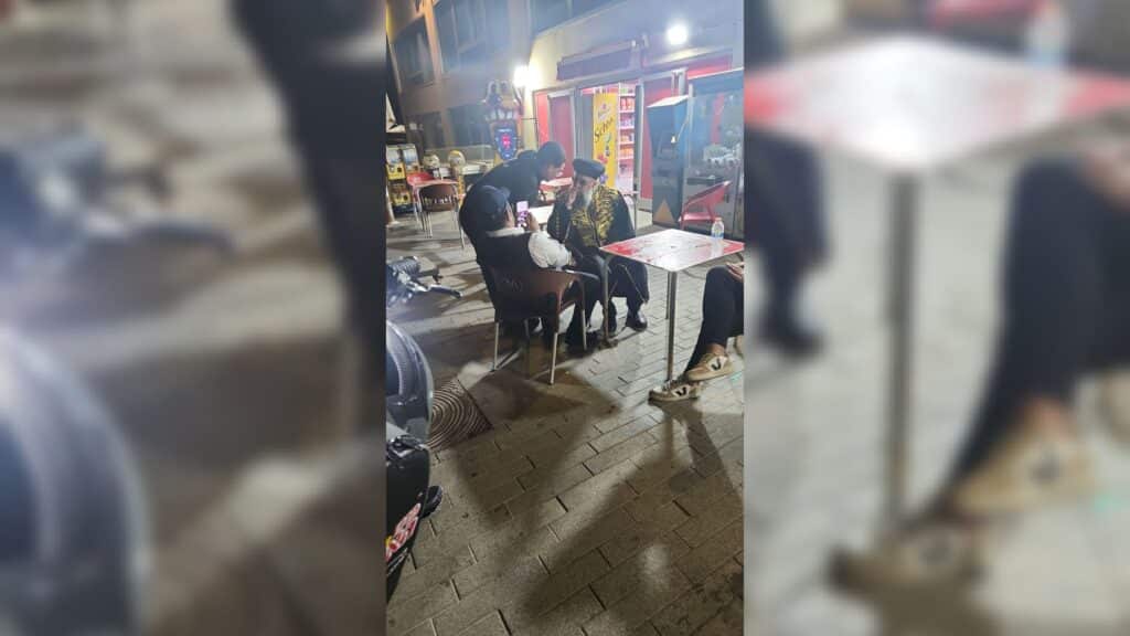 המשב"ק: שניים אוחזין ברב הנבחר והסטנדר בדרך למלון