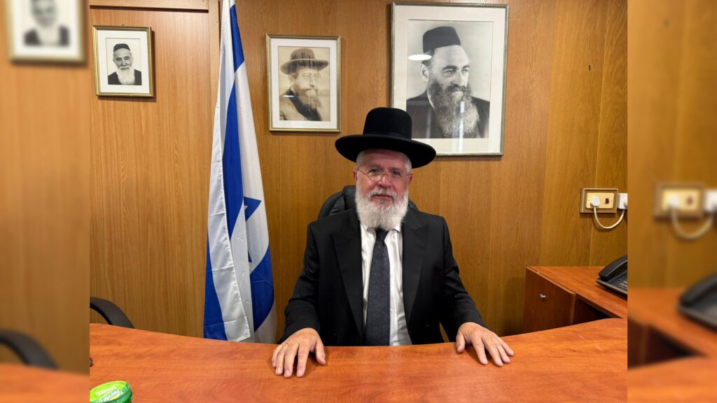 המשב"ק: שניים אוחזין ברב הנבחר והסטנדר בדרך למלון