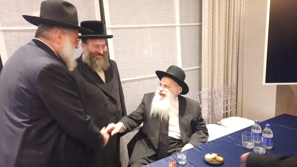 המשב"ק: שניים אוחזין ברב הנבחר והסטנדר בדרך למלון