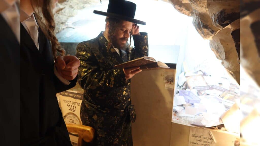 המשב"ק: שניים אוחזין ברב הנבחר והסטנדר בדרך למלון