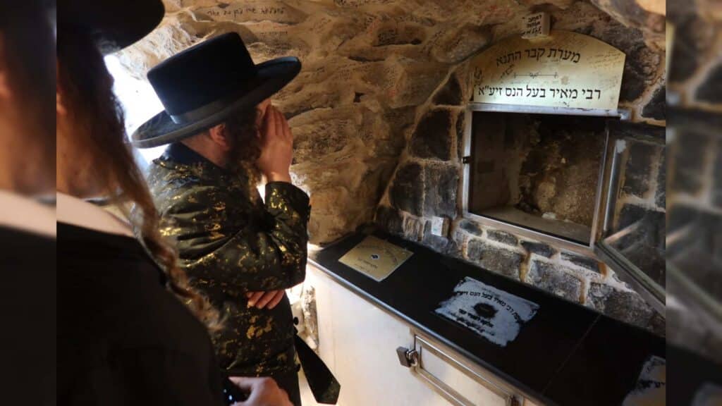 המשב"ק: שניים אוחזין ברב הנבחר והסטנדר בדרך למלון