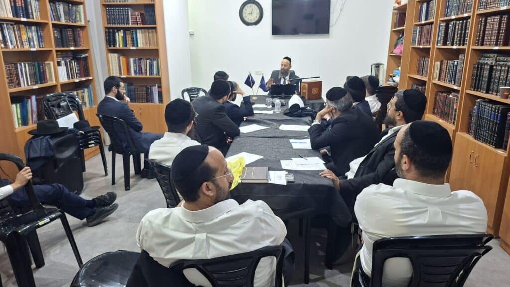 המשב"ק: שניים אוחזין ברב הנבחר והסטנדר בדרך למלון