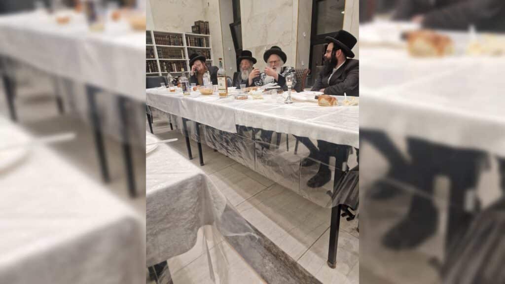 המשב"ק: שניים אוחזין ברב הנבחר והסטנדר בדרך למלון