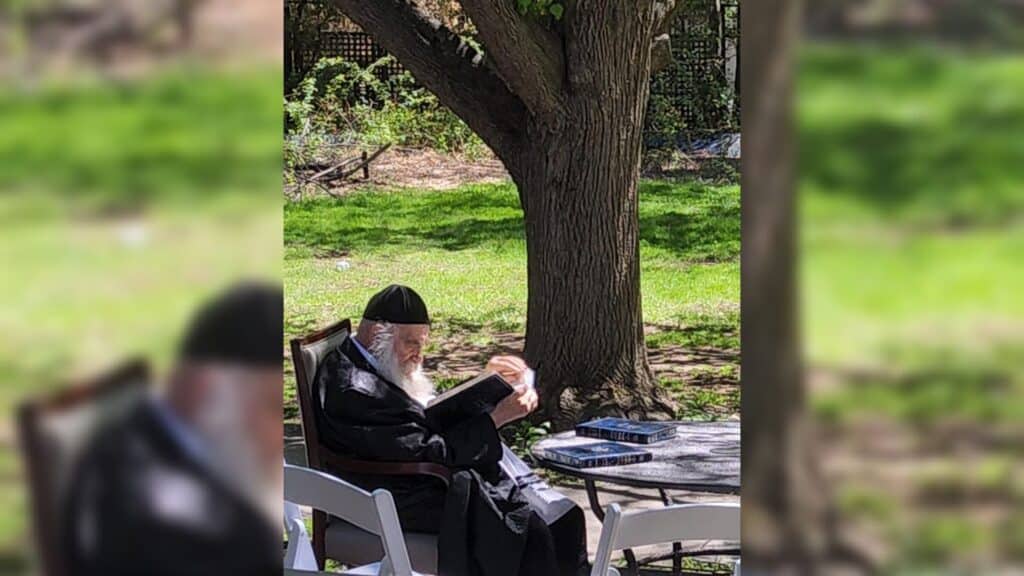 המשב"ק: שניים אוחזין ברב הנבחר והסטנדר בדרך למלון