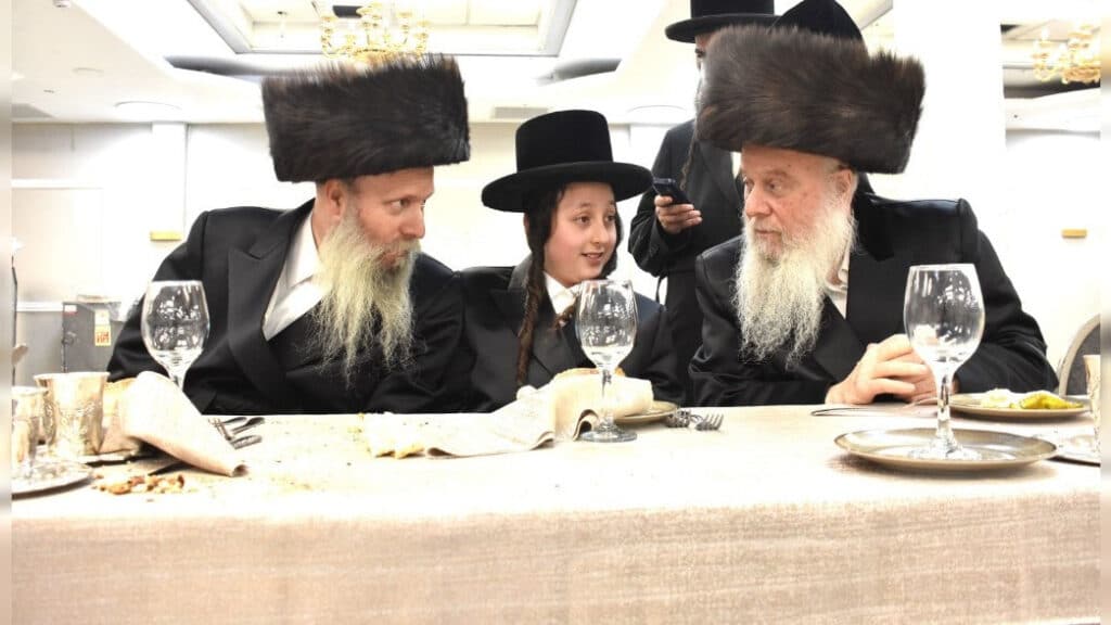 המשב"ק: שניים אוחזין ברב הנבחר והסטנדר בדרך למלון