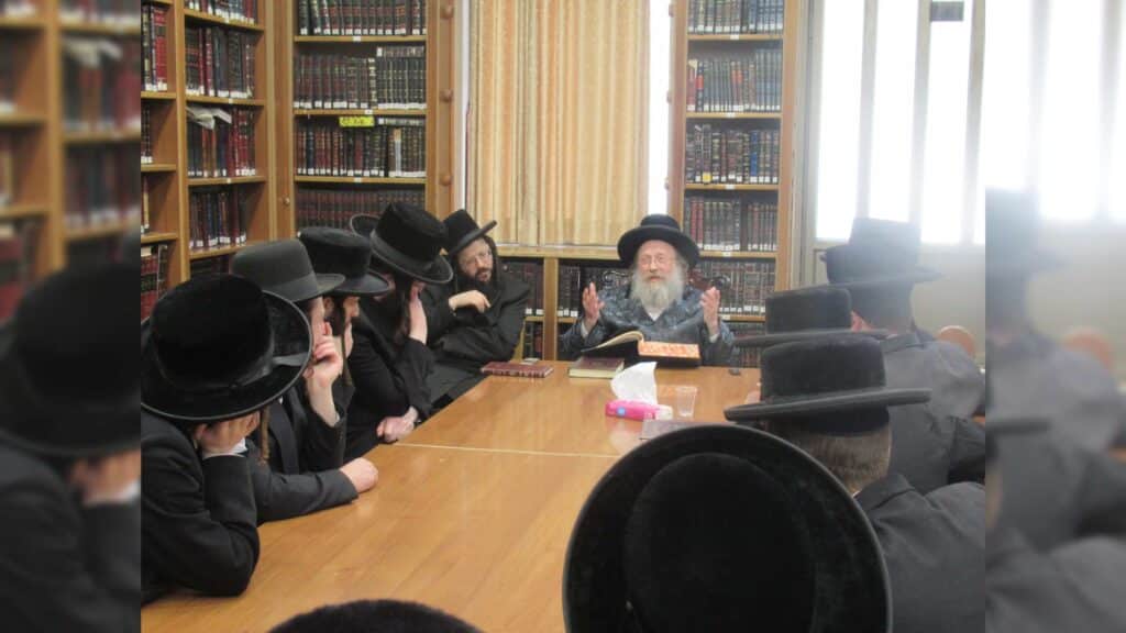 המשב"ק: שניים אוחזין ברב הנבחר והסטנדר בדרך למלון