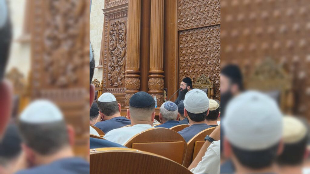 המשב"ק: שניים אוחזין ברב הנבחר והסטנדר בדרך למלון