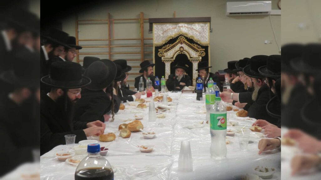 המשב"ק: שניים אוחזין ברב הנבחר והסטנדר בדרך למלון