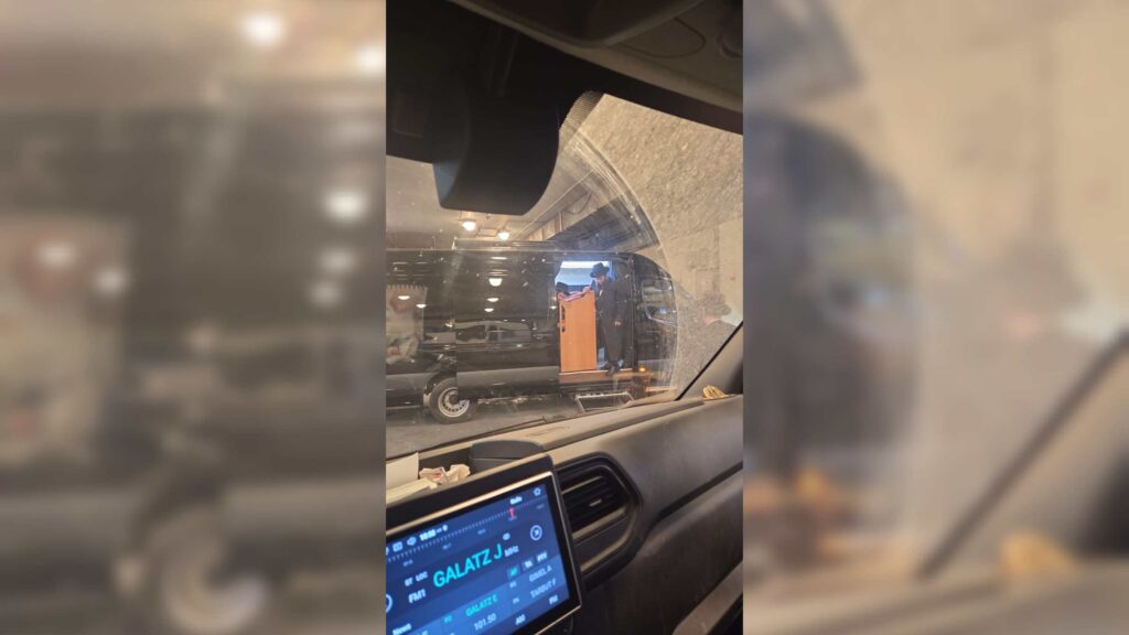 המשב"ק: שניים אוחזין ברב הנבחר והסטנדר בדרך למלון