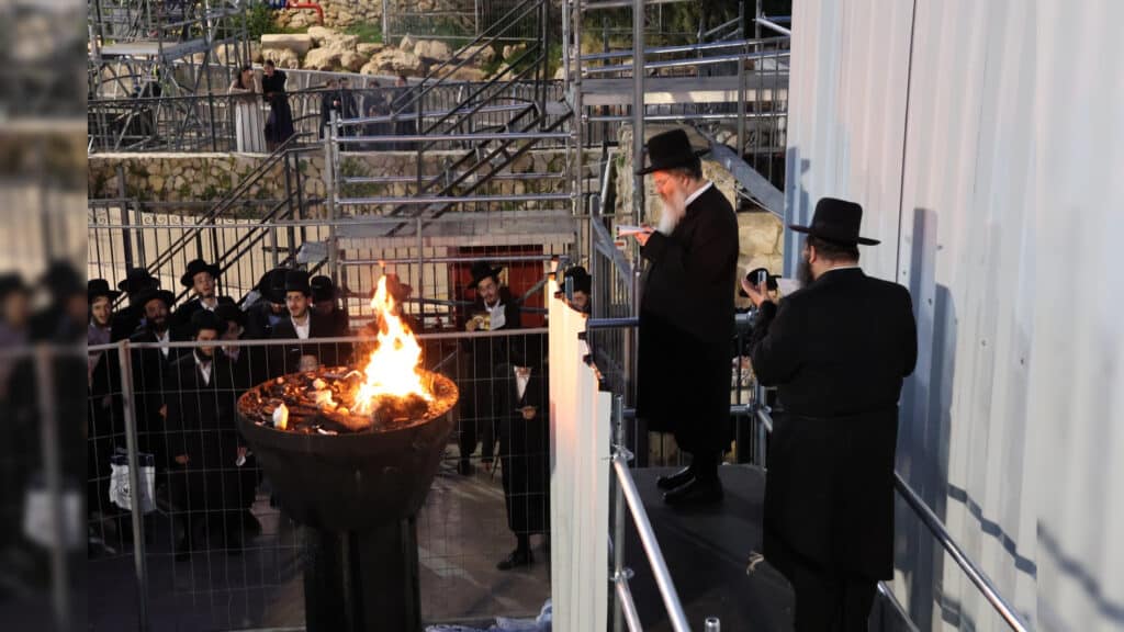 המשב"ק: שניים אוחזין ברב הנבחר והסטנדר בדרך למלון
