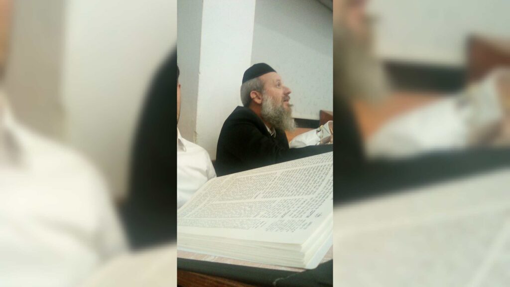 המשב"ק: שניים אוחזין ברב הנבחר והסטנדר בדרך למלון