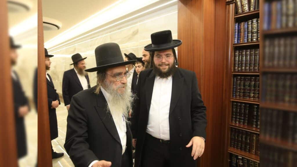 המשב"ק: שניים אוחזין ברב הנבחר והסטנדר בדרך למלון