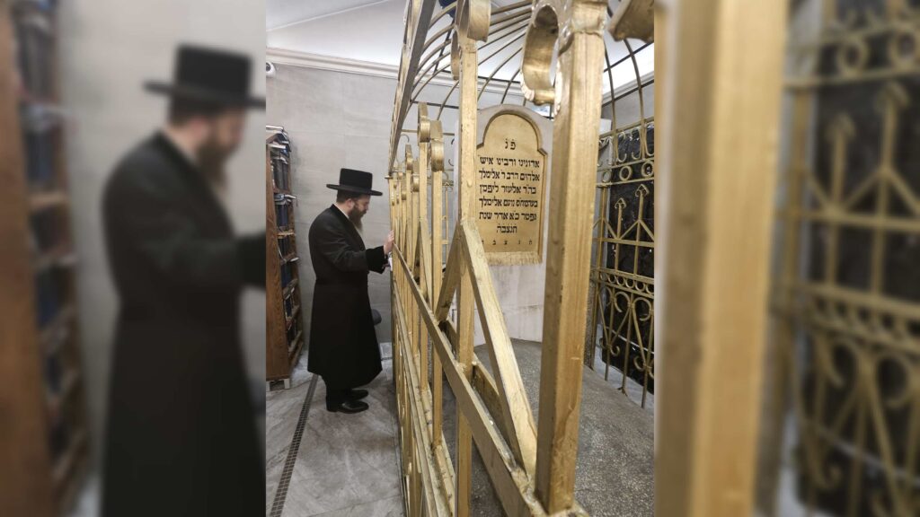 המשב"ק: שניים אוחזין ברב הנבחר והסטנדר בדרך למלון
