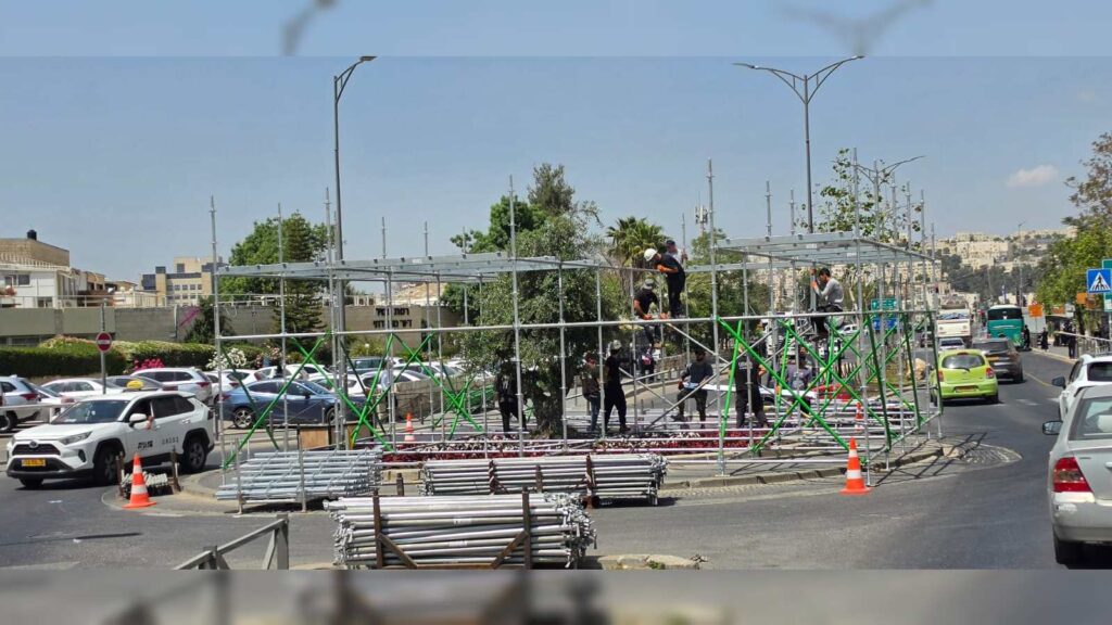 המשב"ק: שניים אוחזין ברב הנבחר והסטנדר בדרך למלון