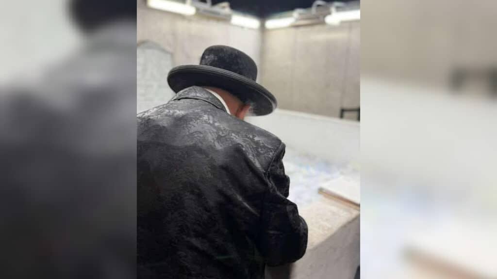 המשב"ק: שניים אוחזין ברב הנבחר והסטנדר בדרך למלון
