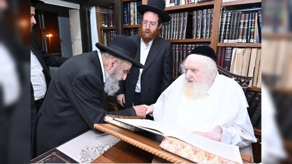המשב"ק: שניים אוחזין ברב הנבחר והסטנדר בדרך למלון