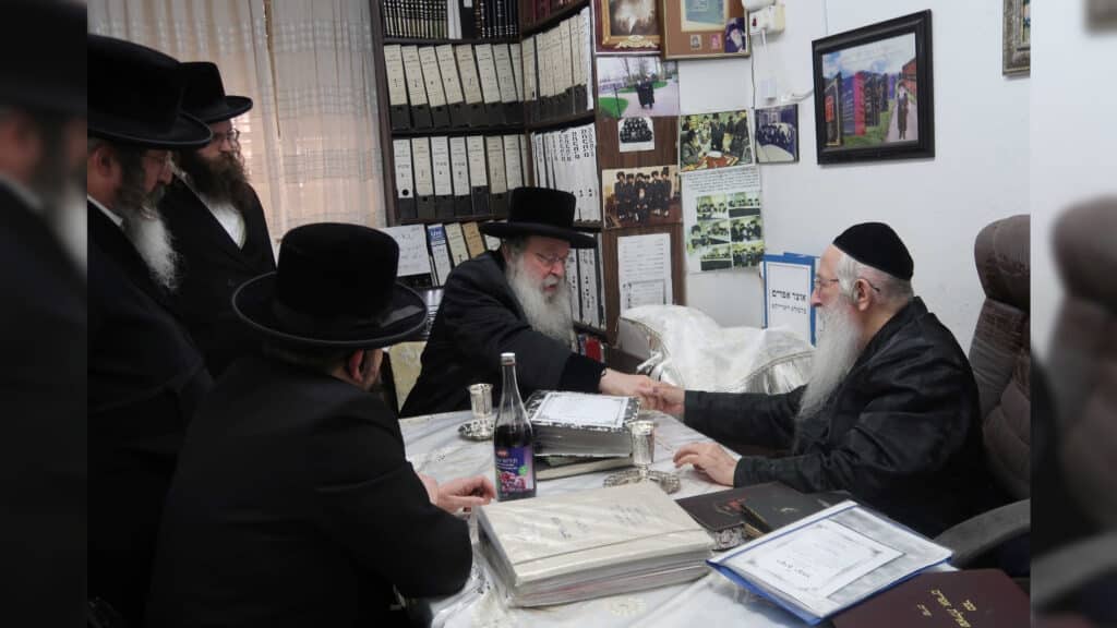 המשב"ק: שניים אוחזין ברב הנבחר והסטנדר בדרך למלון