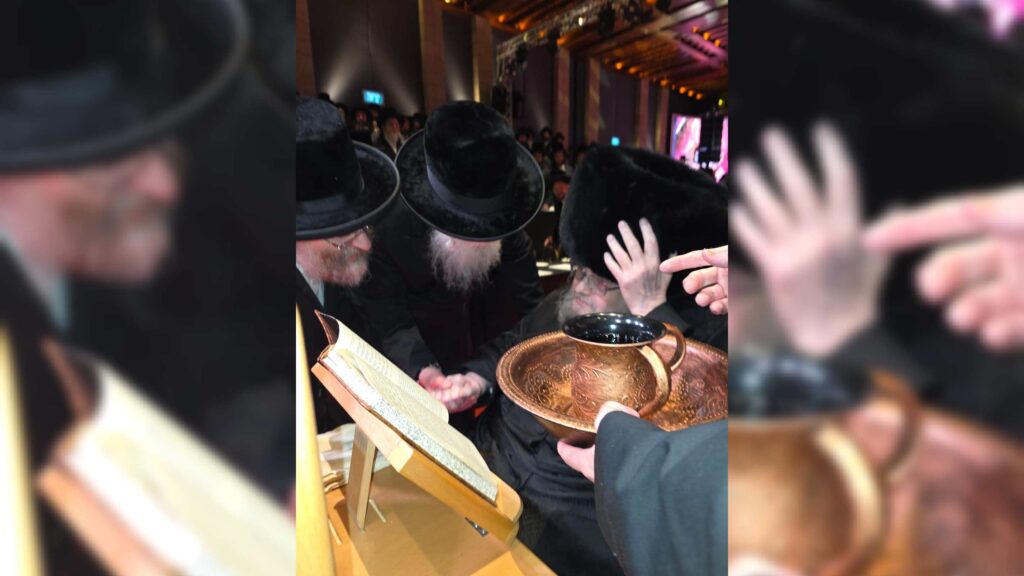 המשב"ק: שניים אוחזין ברב הנבחר והסטנדר בדרך למלון