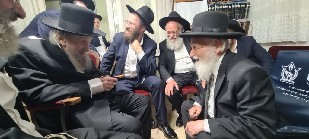 המשב"ק: שניים אוחזין ברב הנבחר והסטנדר בדרך למלון