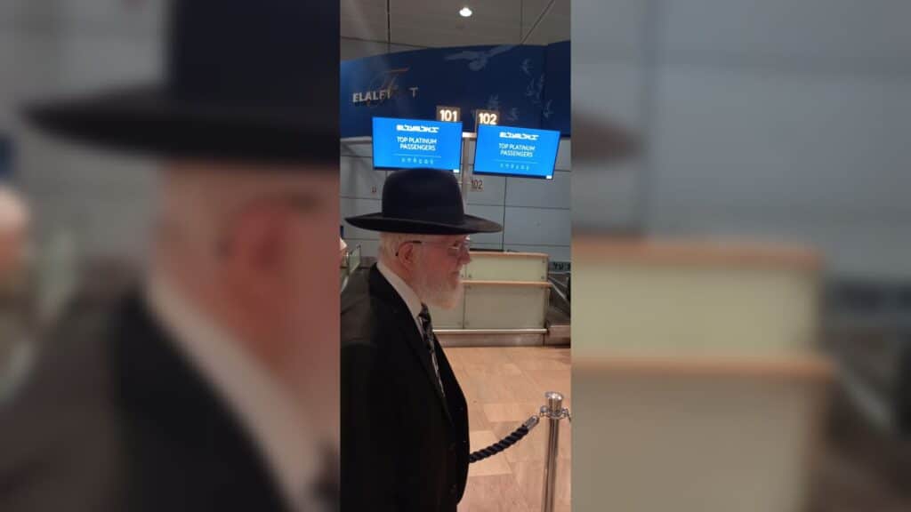 המשב"ק: שניים אוחזין ברב הנבחר והסטנדר בדרך למלון