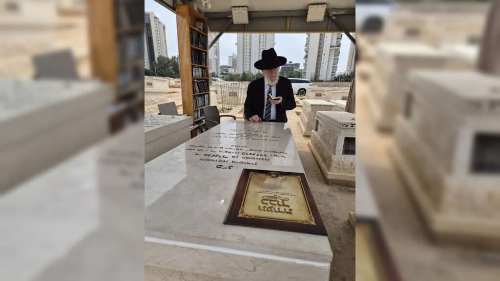 המשב"ק: שניים אוחזין ברב הנבחר והסטנדר בדרך למלון