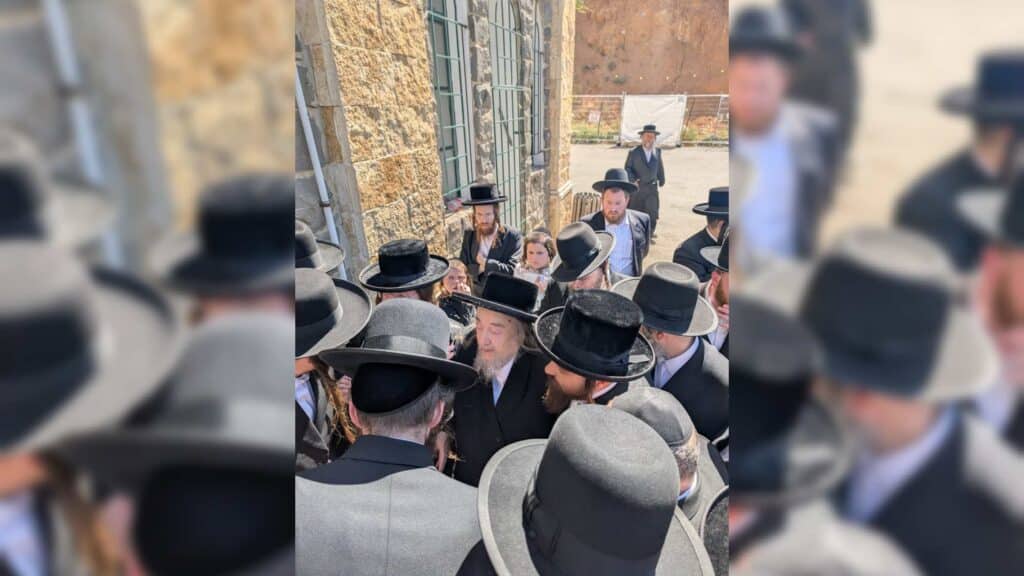 המשב"ק: שניים אוחזין ברב הנבחר והסטנדר בדרך למלון