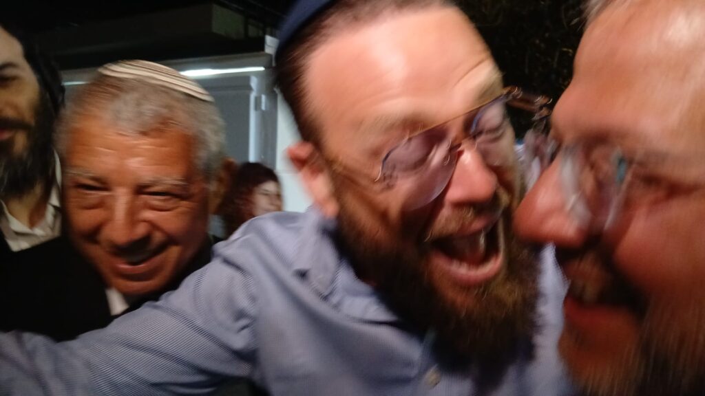 איצקוביץ': המפקד הזוטר, הנהגים שהתעשרו והזמר שהפסיד