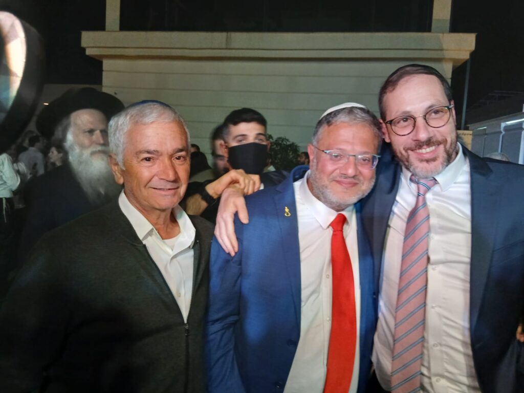 איצקוביץ': המפקד הזוטר, הנהגים שהתעשרו והזמר שהפסיד