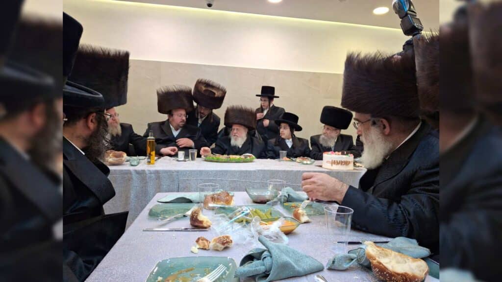 המשב"ק: שניים אוחזין ברב הנבחר והסטנדר בדרך למלון