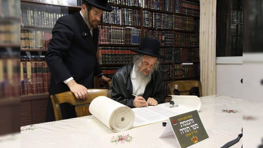 מרנן ורבנן גדולי ישראל כתבו אותיות בספר התורה שעליו תיערך הגרלת הענק של ׳יד לאחים׳