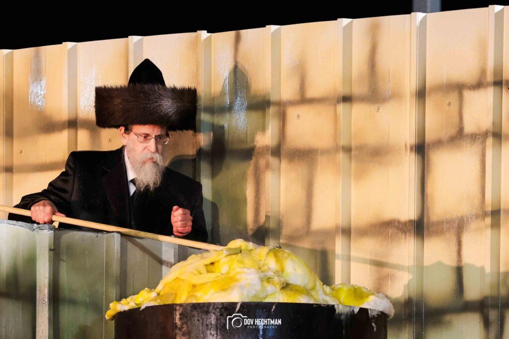 תיעודים מההדלקה של האדמו"ר מבאיאן בגג ציון הרשב"י