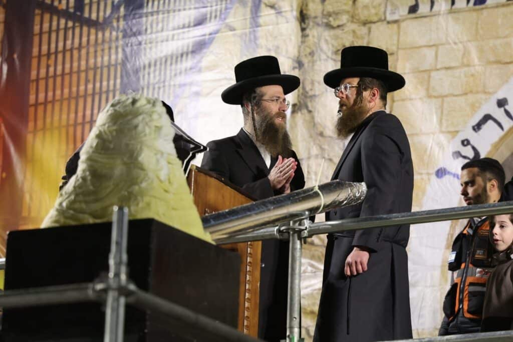 תיעודים מההדלקה של האדמו"ר מבאיאן בגג ציון הרשב"י