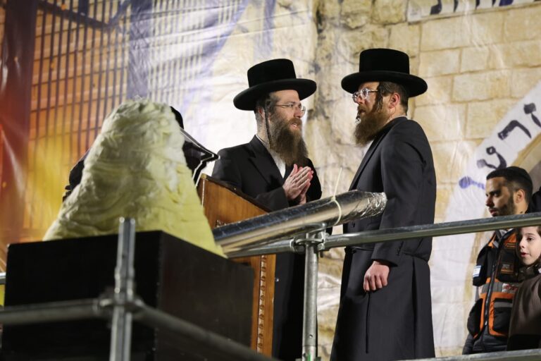 כמו במירון: שידור חי מהדלקת הענק של ישיבת 'אורייתא'