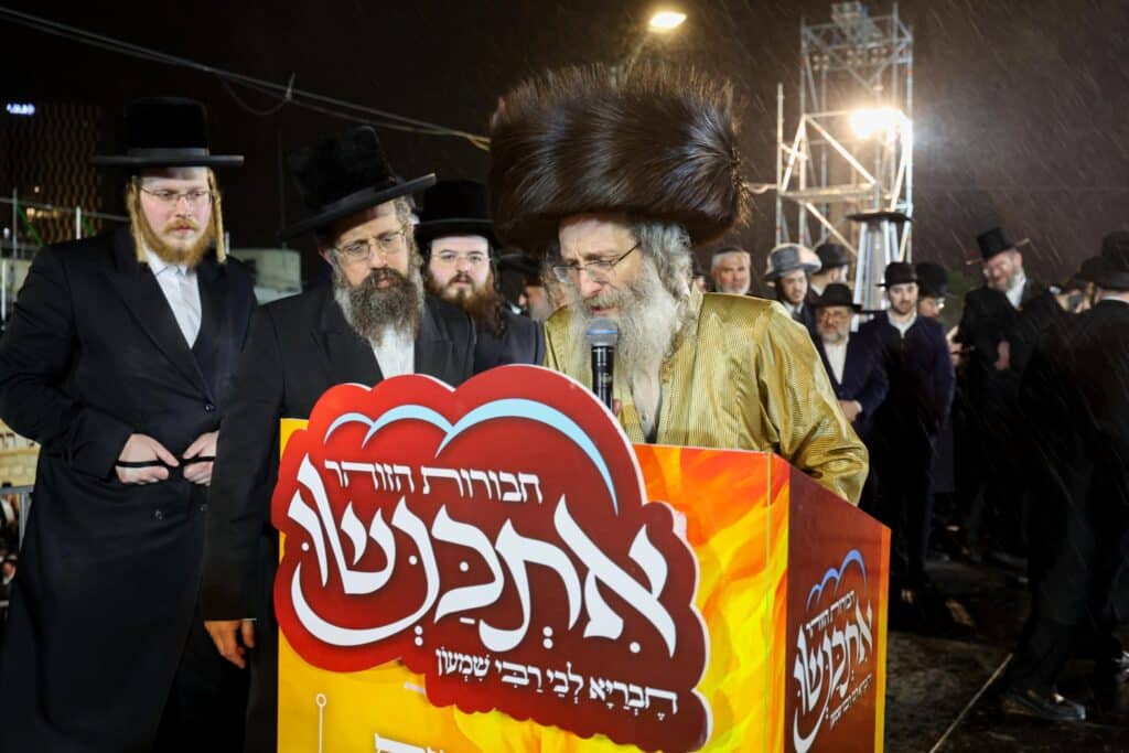 שידור חוזר: רבבות בהדלקת הרה"צ רבי אלימלך בידרמן