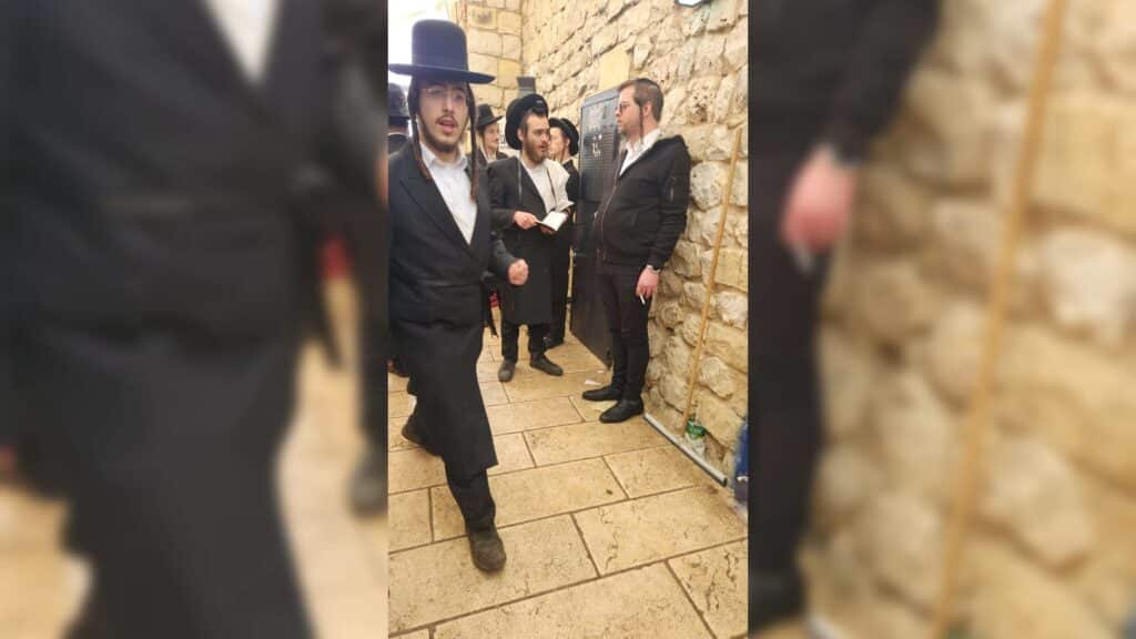 איצקוביץ': המפקד הזוטר, הנהגים שהתעשרו והזמר שהפסיד