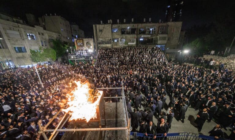 שידור חוזר: אלפים השתתפו בהדלקת הענק של ישיבת אורייתא