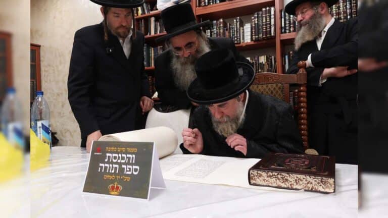 מרנן ורבנן גדולי ישראל כתבו אותיות בספר התורה שעליו תיערך הגרלת הענק של ׳יד לאחים׳