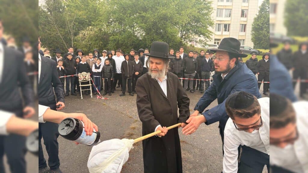 רגע השיא: הפוסק הליטאי ריגש את הקהילה המקומית בפריז