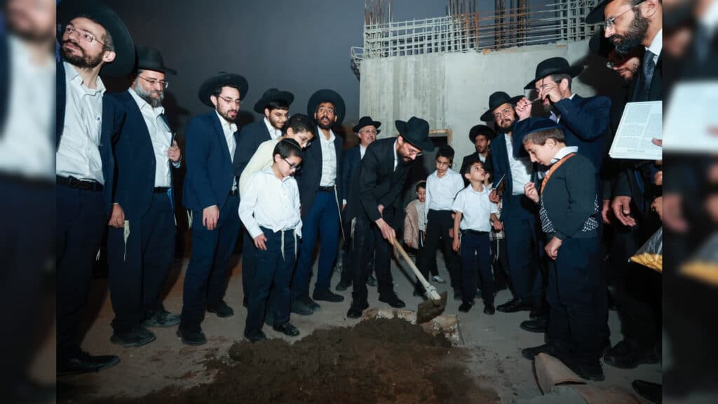 ‪ הגר"י משדי בהדלקה והנחת אבן הפינה לבית מדרשו היכל ה' בפרדס כץ ב"ב‬