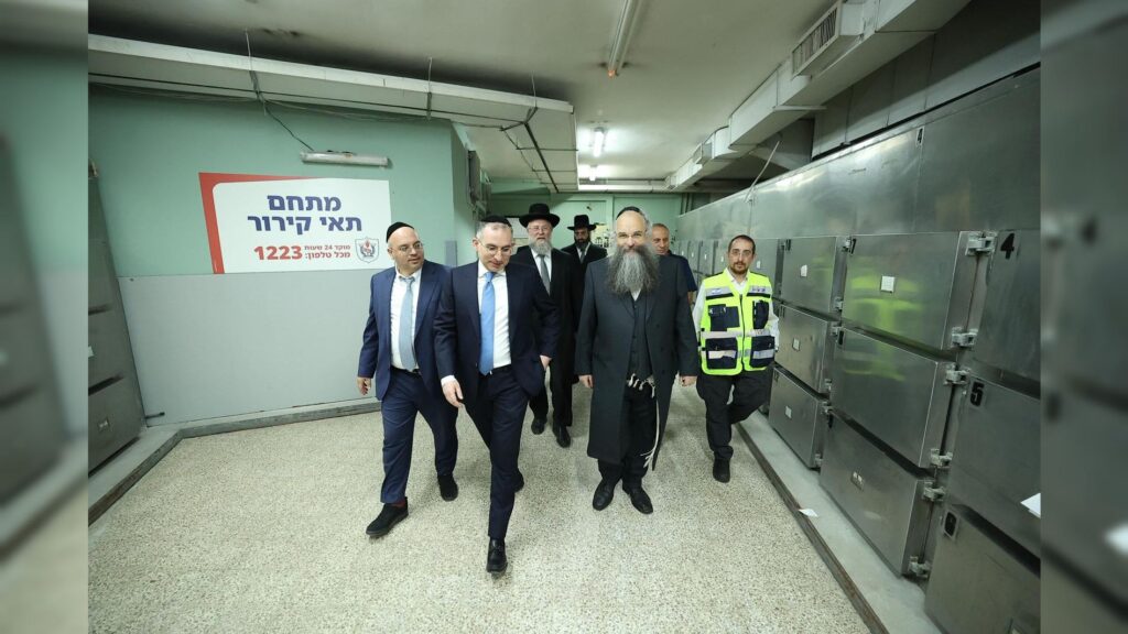 מנכ"ל משרד הפנים בביקור בבסיס המבצעי של זק"א