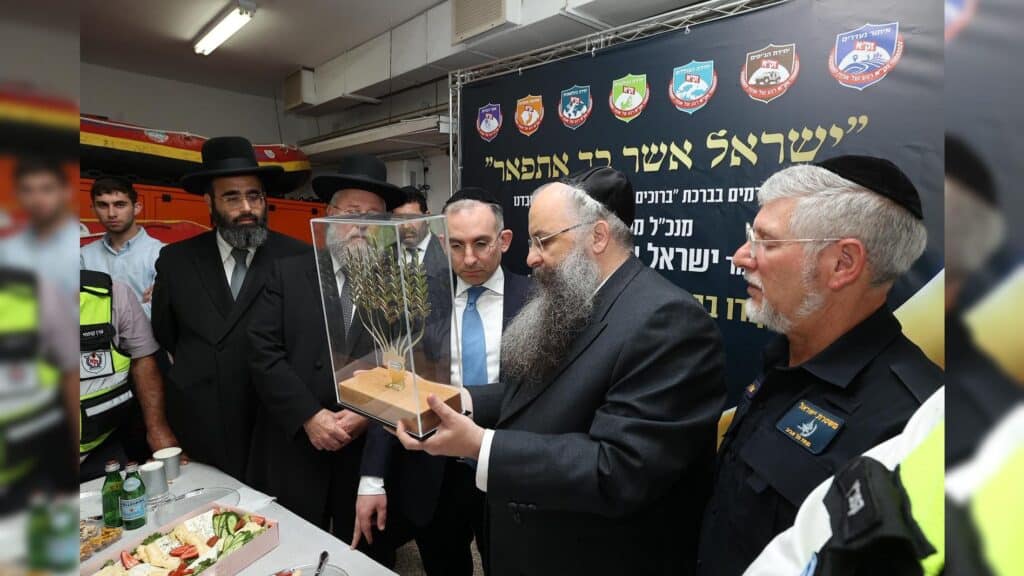 מנכ"ל משרד הפנים בביקור בבסיס המבצעי של זק"א