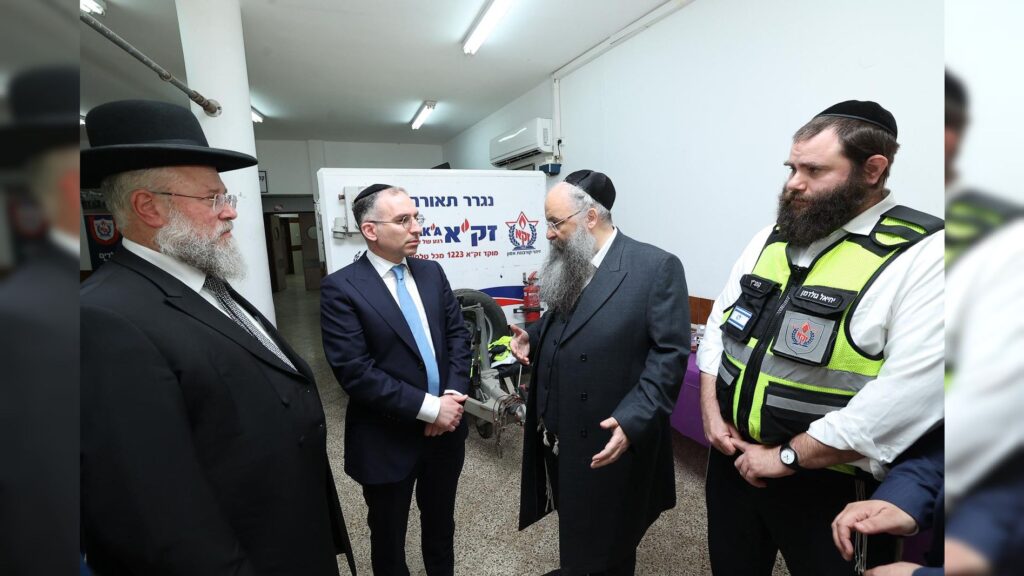 מנכ"ל משרד הפנים בביקור בבסיס המבצעי של זק"א