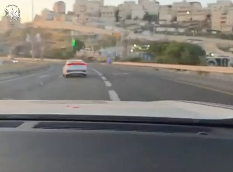 מרדף דרמטי: רכב שנגנב מבת ים נעצר לפני שעבר לאיו"ש
